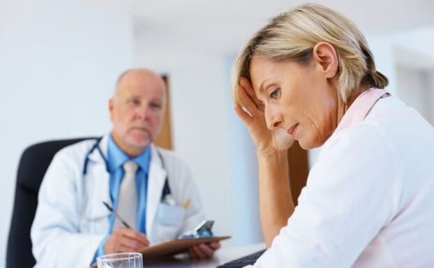 Eine Frau mit Anzeichen von Anogenitalwarzen bei einem Arzttermin